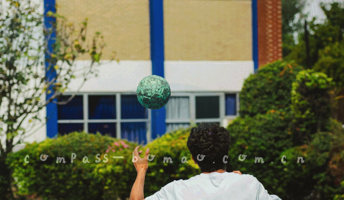 暗色背景上一条发光路径穿过并排的刻度标记，示意从检索到结果的方向